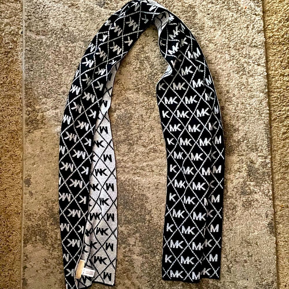 🌟Michael Kors MK Scarf-EUC
